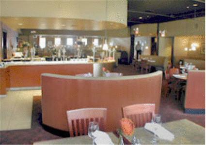 Quality Hotel & Suites Cincinnati Central West Chester Restaurant photo